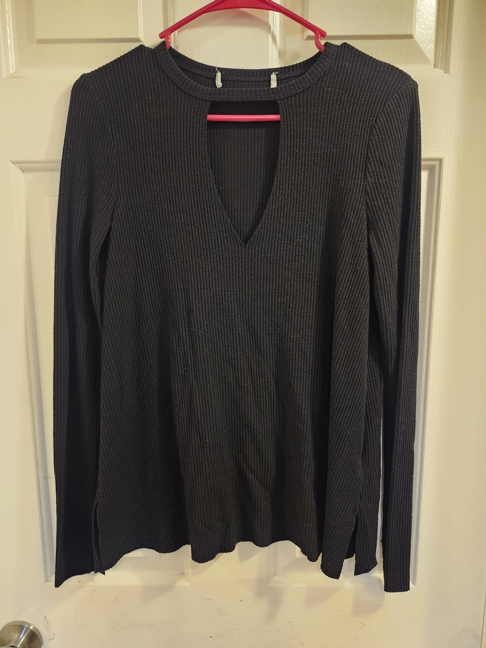 Ribbed Long-Sleeve V-Neck Sweater - Black